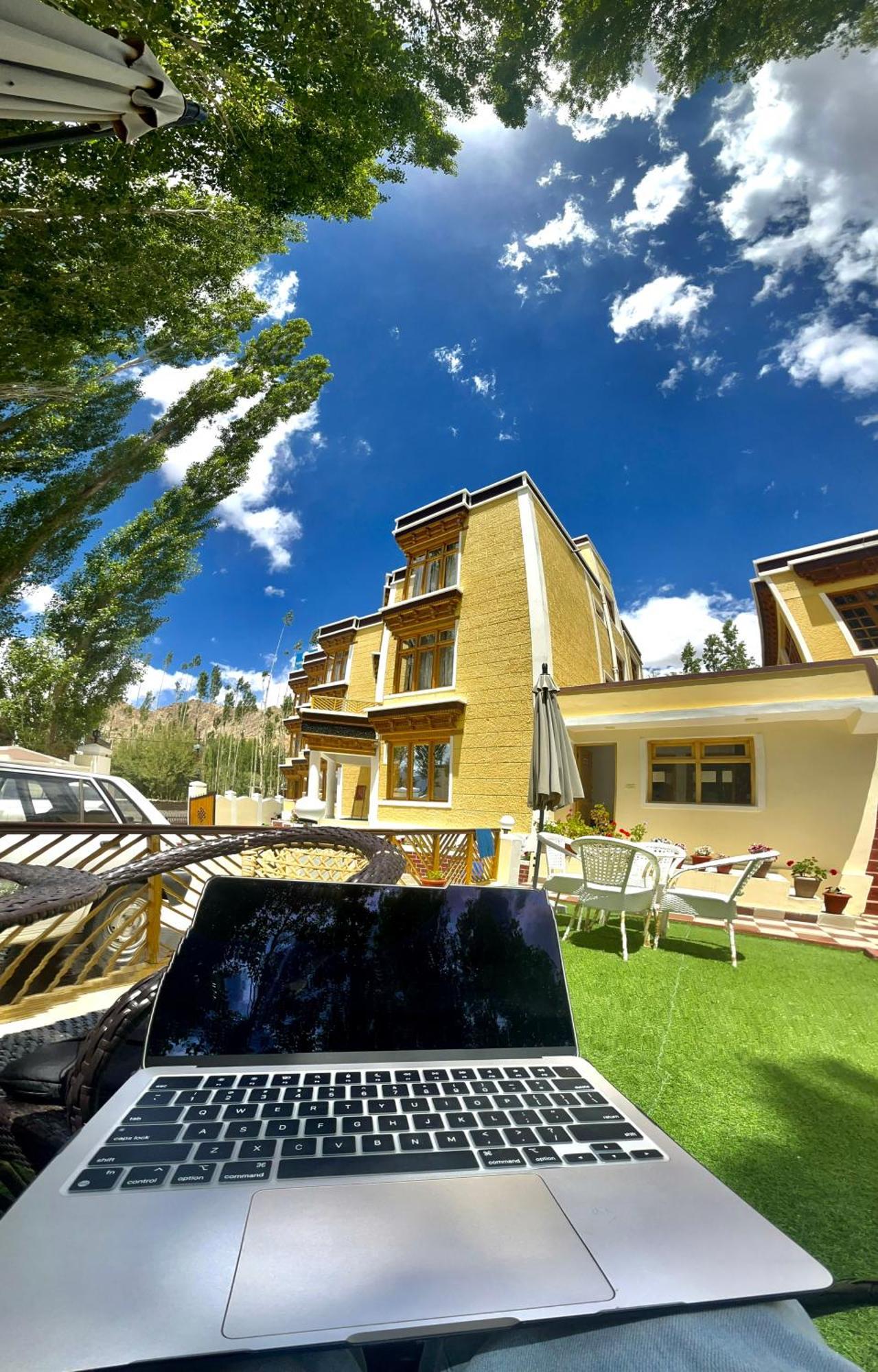 Hotel Nature'S Land Лех Екстериор снимка